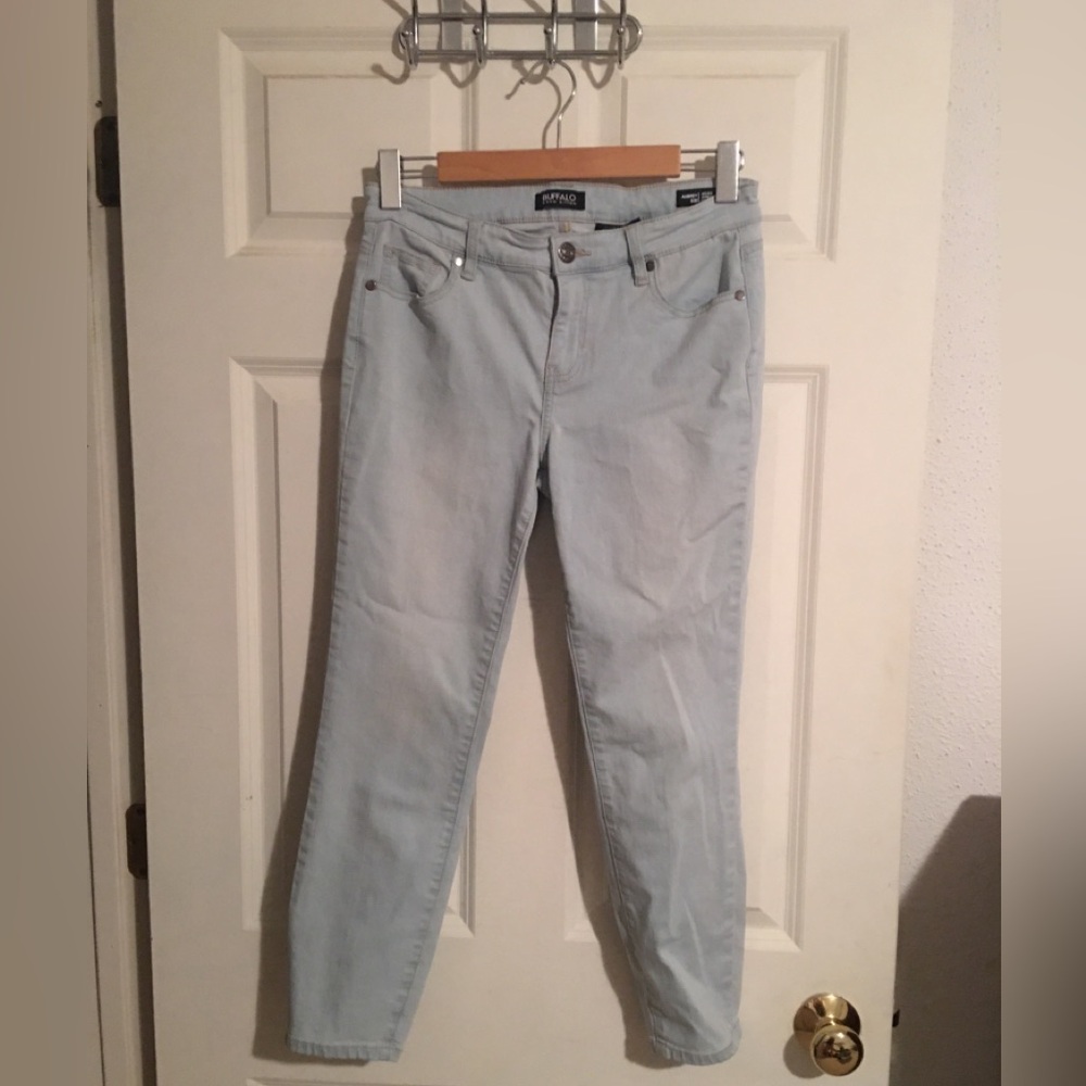 Buffalo Aubrey Little Blue Soft Denim Capri Jeans. Size 8/29.
